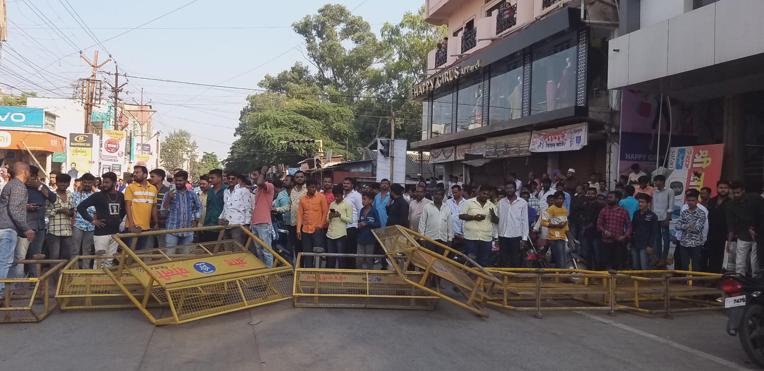 बीडमध्ये दगडफेक ! सुभाष रोड सह अनेक भाग बंद !