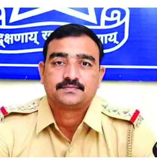 वादग्रस्त पोलीस अधिकारी मुंडेंची उचलबांगडी!