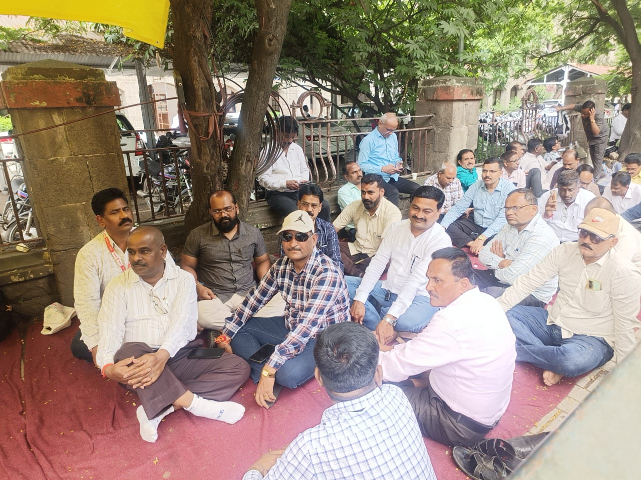 चौकशी थांबवा म्हणत शिक्षण विभागातील अधिकाऱ्यांचे आंदोलन!