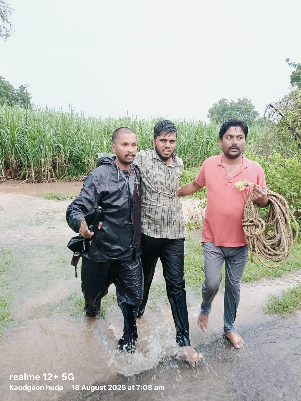 पुरात उडी घेत पोलीस अधिकाऱ्यांनी वाचवले तिघांचे प्राण!