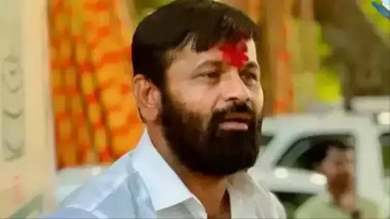 गेवराईत तणाव, लक्ष्मण हाकेंच्या गाडीवर दगडफेक!