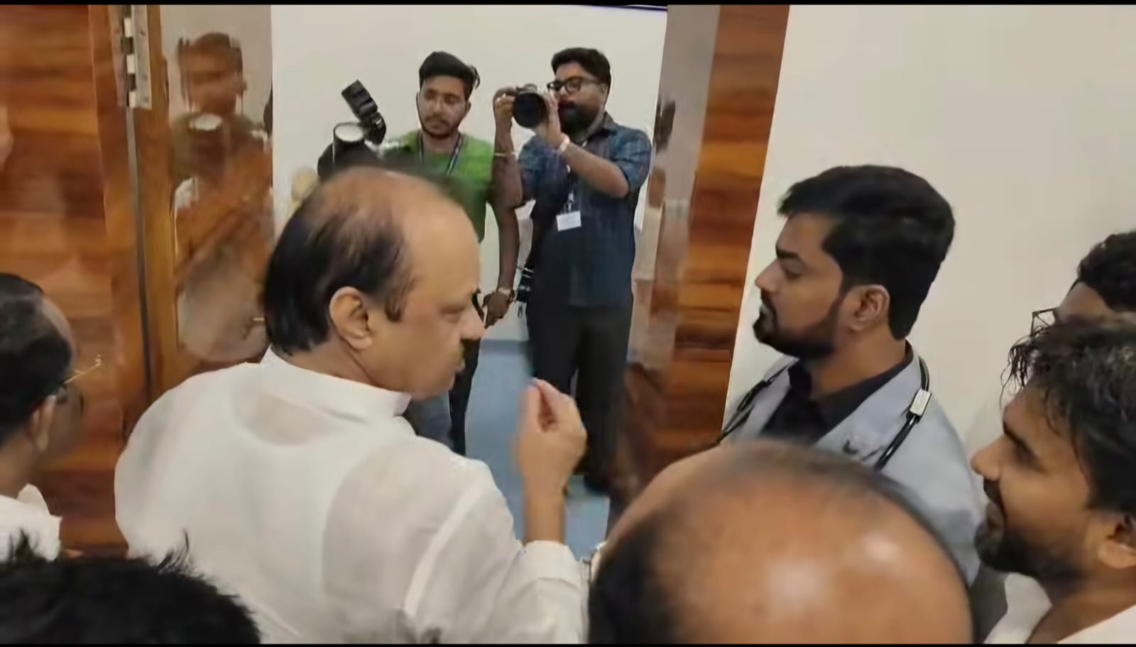 टचप काढायला मि येतो!अजित दादांनी अधिकारी, गुत्तेदाराला झाप झाप झापलं!