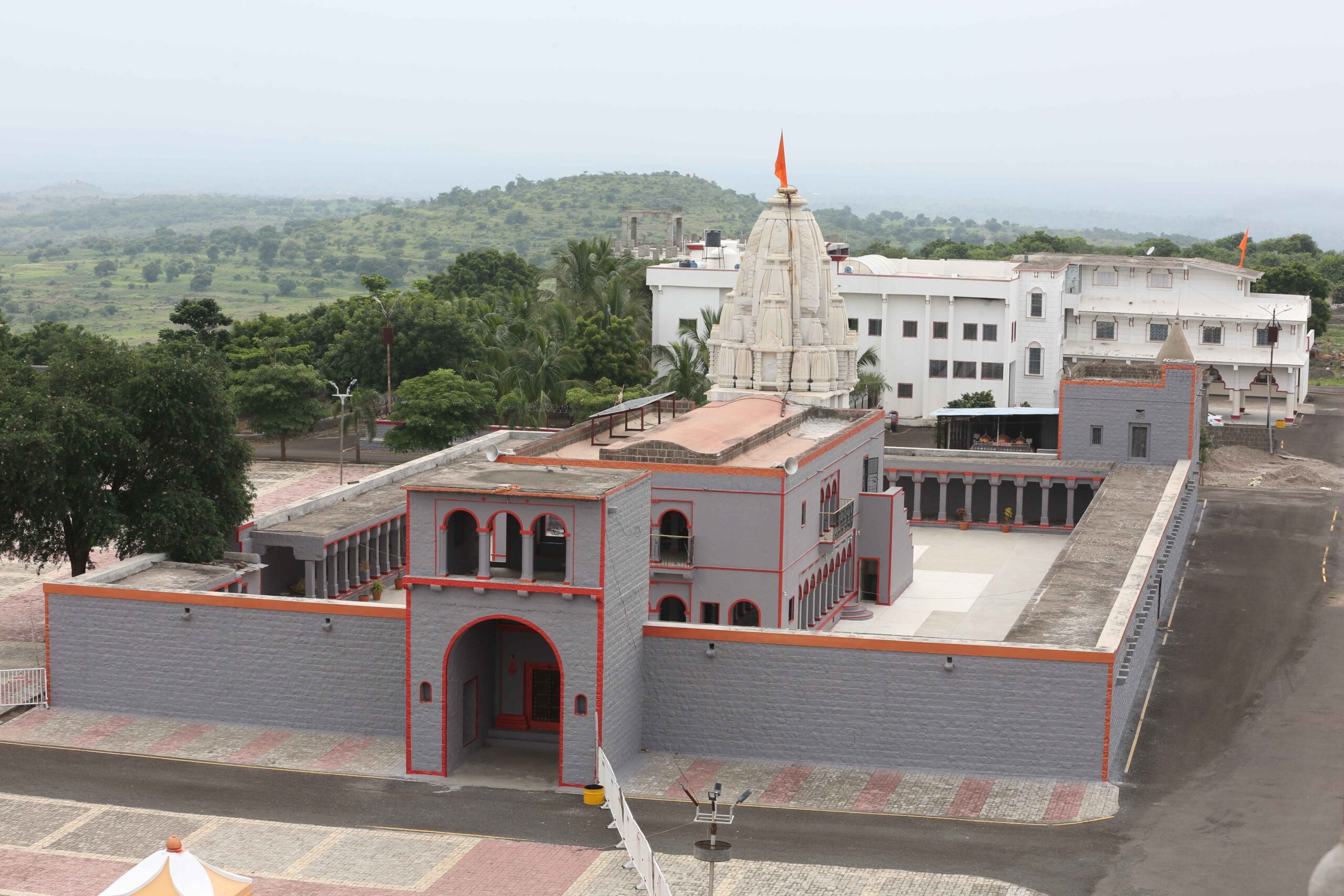 भगवान गडाला वन खात्याची दहा एकर जमीन!