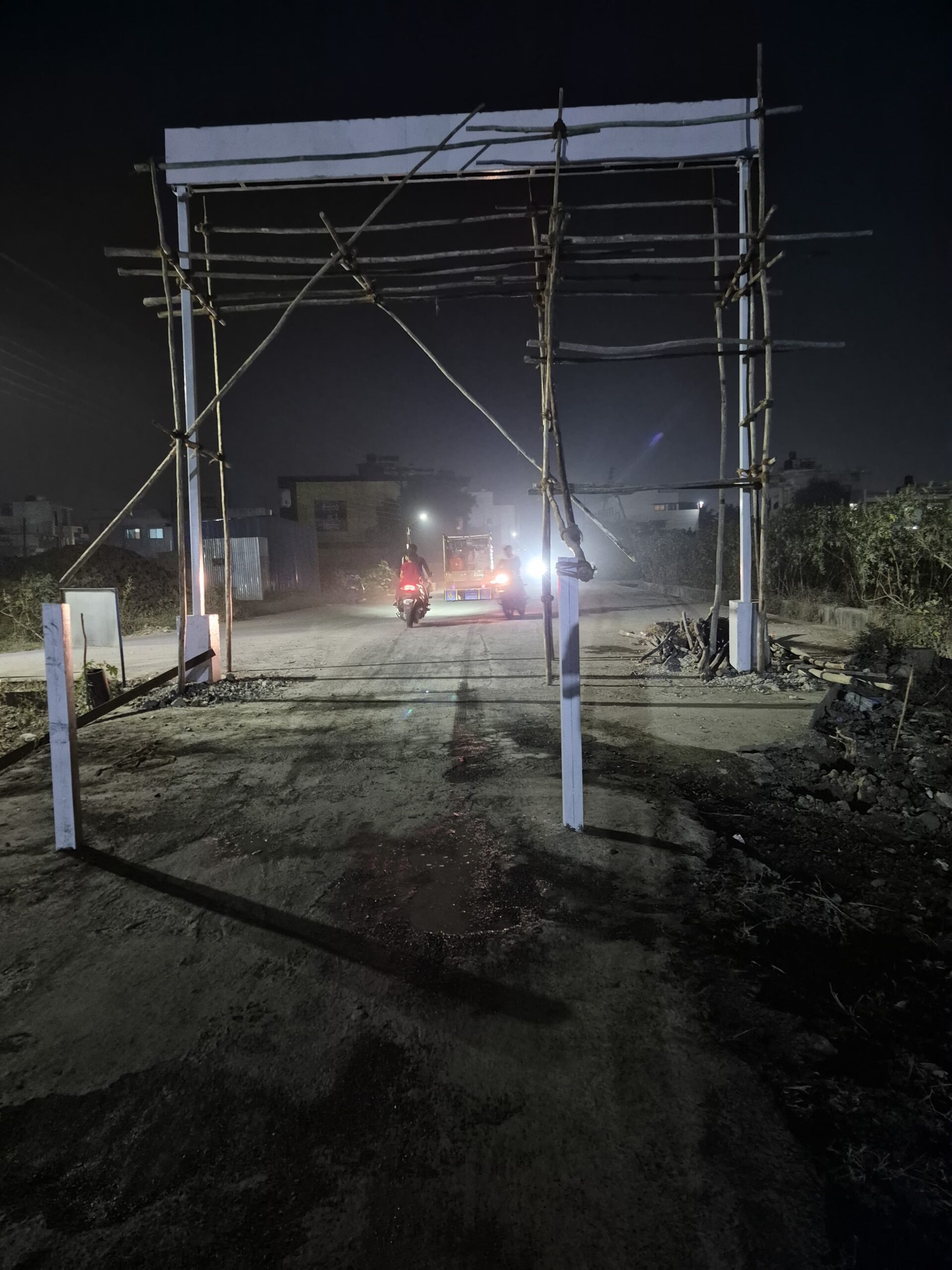 भर रस्त्यावर खाजगी व्यक्तीने लावले पोल!नगर पालिका झोपेत!