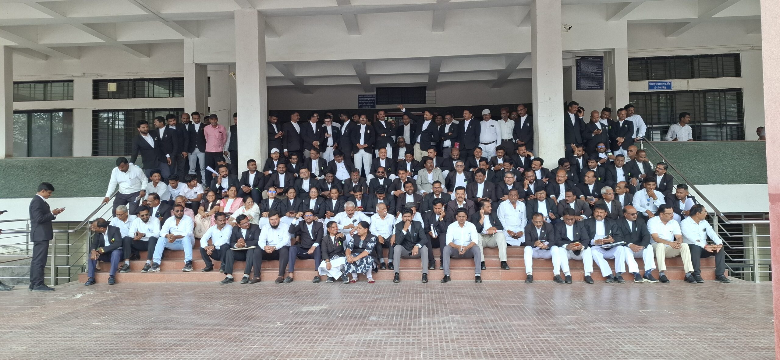 वकिलांचे न्यायालयाच्या दारात आंदोलन!