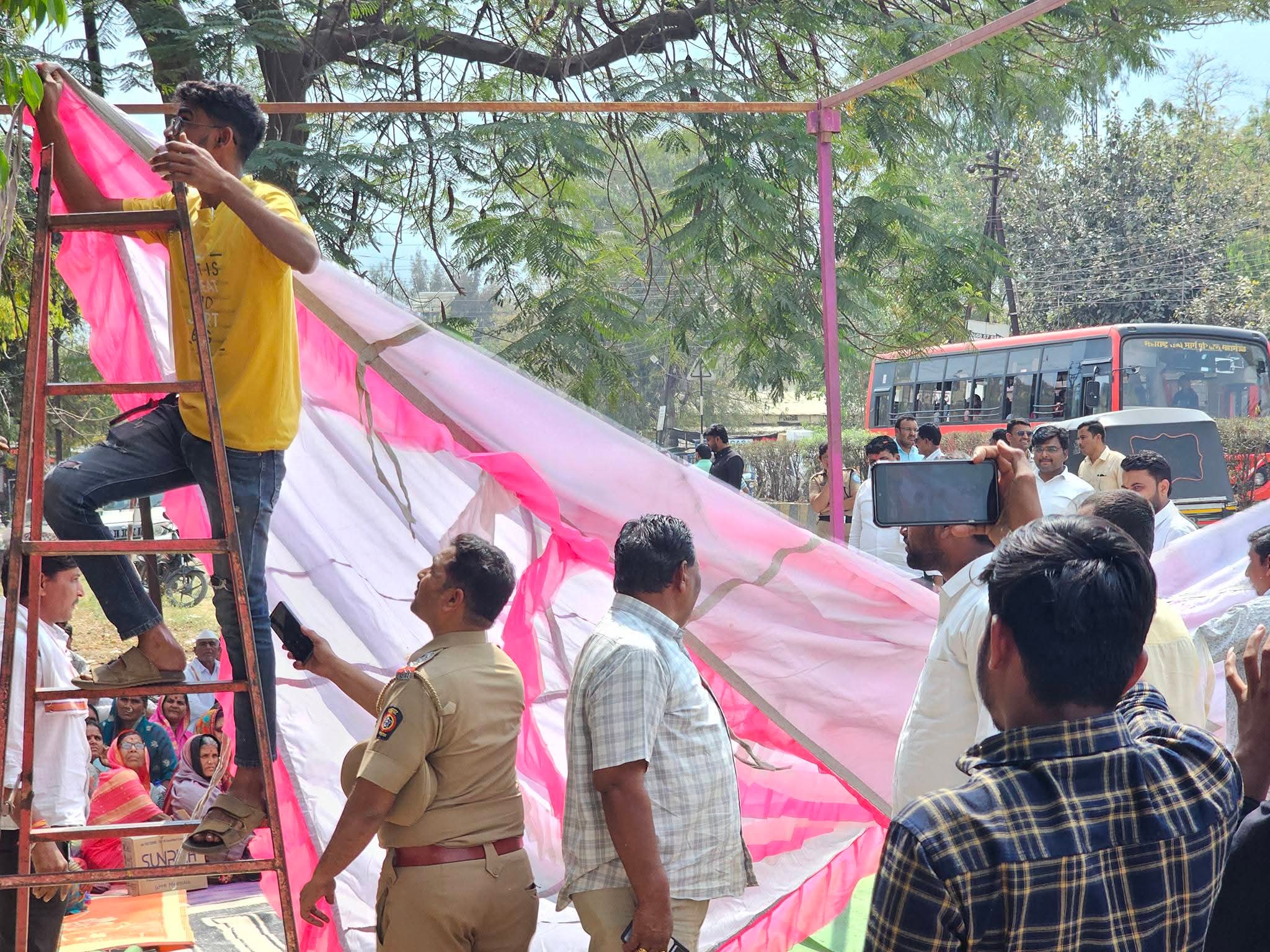 फडणवीस साहेब न्याय मागणे गुन्हा आहे का,आंदोलन कर्त्यांचा मंडप पोलिसांनी काढला!